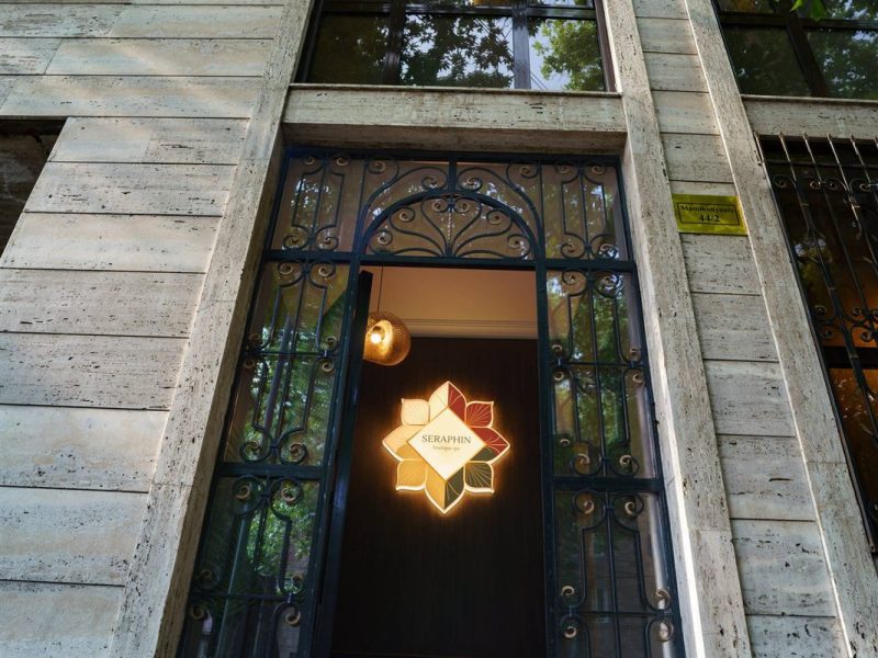 Seraphin — entrance-street
